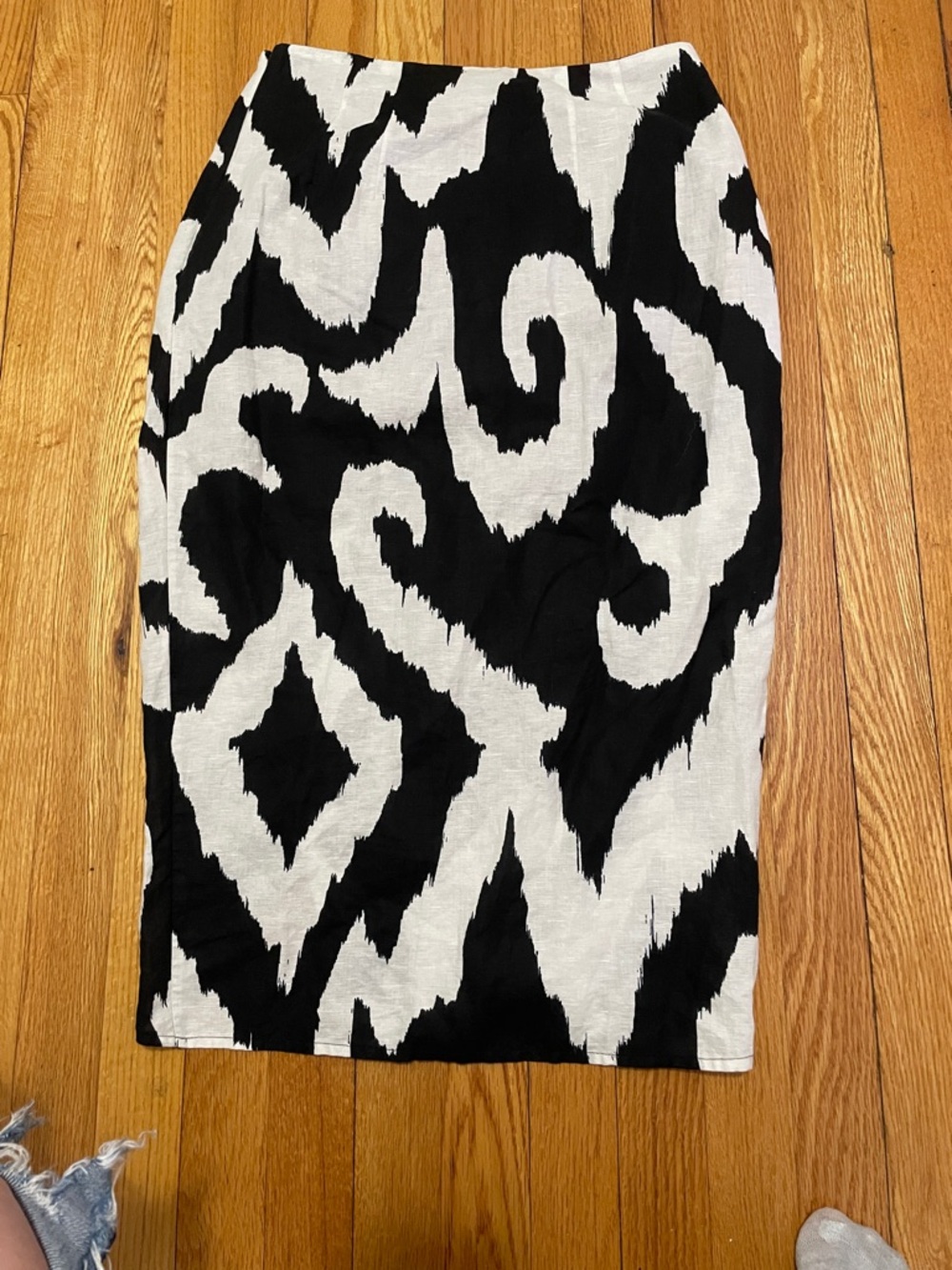 Express Knee Length Black and White Cotton Abstract Print Pencil Skirt - Picture 3 of 6